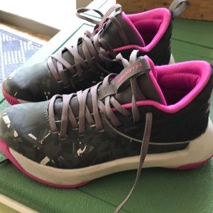 Girls Under Armour Basketball Shoes